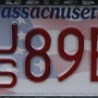 Im Jahre 1629 von englischen Puritanern als Massachusetts Bay Colony gegründet, war Massachusetts eine der dreizehn Kolonien, die sich während der amerikanischen Revolution gegen die britische Herrschaft auflehnten.<br /><br /> <br />Andover, Mass., Kleinstadt im NOIm 18. und im frühen 19. Jahrhundert profitierte die Wirtschaft von Massachusetts vor allem vom Walfang der Insel Nantucket und der Städte New Bedford und Salem sowie von den Kabeljaufängen, deren weltweit beste Fanggründe damals genau vor der Küste von Massachusetts lagen. Davon zeugen zahlreiche Darstellungen und Symbole dieses Fisches auf Münzen und als architektonische Ausschmückungen in der Hauptstadt Boston. Die Halbinsel im Südosten von Massachusetts heißt Cape Cod (deutsch Kap Kabeljau). Cape Cod ist ein beliebter Sommerurlaubsort. Dort befindet sich die Cape Cod National Seashore.