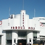Jerry's Famous Deli<br />An der Ecke Collins/Lincoln Road<br />Scheint ein Laden zu sein der im Lonely Planet empfohlen wird oder wurde. Sehr teuer, dafür gibt's zwar riesige Portionen, die aber in Kantinenqualität. Und man lässt sowieso die H#lfte stehen weil es einfach zu viel ist. Für das Geld kann man auch richtig gut essen gehen....