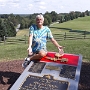 Der Woodstock-Gedächtnisstein, im Hintergrund ist ein Teil des Ackers zu sehen, auf dem das Festival stattfand. <br />besucht am 13.8.2019 - mit passendem T-Shirt. Einen Tag vor der 50-Jahr-Feier, u.a. mit den Doobie Brothers und Santana. Ich hatte leider keine Zeit, länger hier zu bleiben, schade....