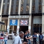 Der Madison Square Garden ist eine Mehrzweckarena in Manhattan. Die Halle hat ihren eigenen Fernsehsender und bezeichnet sich selbst als „The World’s Most Famous Arena“ („Die berühmteste Arena der Welt“). Die Veranstaltungsarena wird vor allem für Sportveranstaltungen (Boxen, Basketball, Eishockey) und Konzerte genutzt.<br />Am 15.8.2019 dran vorbei gegangen.