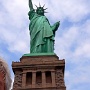 Die Statue hat eine Höhe von 46 m ohne Sockel, mit Sockel sind es 102 m. Sie besteht aus einem Kupfermantel, der von einem Eisengerüst gehalten wird. Die Statue wiegt alles in allem um die 160 Tonnen. Das Kupfer hat durch die Bildung von Patina eine grüne Farbe angenommen. Der Sockel ist aus Stein und wurde auf einem sternförmigen Fort errichtet, das einer ehemaligen Befestigungsanlage der Insel nachempfunden ist. Im Sockel befindet sich ein Museum.<br />Besucht am 20.9.1997 und am 16.8.2019
