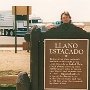Der Llano Estacado oder die Palisaded Plains ist eine Landschaftsformation im südöstlichen Teil von New Mexico und im nordwestlichen Teil von Texas.<br />Im deutschsprachigen Raum ist der Llano Estacado durch den Schriftsteller Karl May bekannt geworden, der in einigen seiner Bücher (u.a. Der Geist des Llano estacado) beschreibt, wie die Orientierung oder auch Desorientierung der Reisenden in der Ebene funktionierte: In den Erdboden gerammte Pfähle sollten ihnen den Weg durch die Wüste zeigen; allerdings nutzten dies Verbrecher aus und rammten die Pfähle so, dass sich die Reisenden verirrten und verhungern oder verdursten mussten. Daher auch der Name Staked Plains, abgesteckte Ebene.<br />4.5.1995