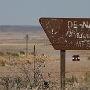 Die Bisti / De-Na-Zin-Wildnis ist eine hügelige Ödlandlandschaft, die einige der ungewöhnlichsten Landschaften der Four Corners Region bietet. Zeit und natürliche Elemente haben eine Fantasiewelt aus seltsamen Felsformationen aus eingebettetem Sandstein, Schiefer, Schlammstein, Kohle und Schlick geätzt. Die Verwitterung des Sandsteins bildet Hoodoos - verwitterte Felsen in Form von Zinnen, Türmen, Kappenfelsen und anderen ungewöhnlichen Formen. In dieser sedimentären Landform kommen Fossilien vor.  De-Na-Zin (Deh-nah-zin) hat seinen Namen von den Navajo-Wörtern für "Kraniche".<br />Besucht am 26.5.2008