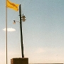 Am 31. Oktober 1862 wurde vom Kongress der Vereinigten Staaten die Errichtung von Fort Sumner beschlossen. General James Henry Carleton hatte den Bau des Forts befürwortet, um den Schutz der Siedler im Tal des Pecos Rivers vor den dort lebenden Indianerstämmen zu gewährleisten. Ganz in der Nähe lag das Gebiet von Bosque Redondo, ein Areal von etwa 100 km² Größe entlang des Pecos Rivers.[ Das Lager war eingerichtet worden, um den Indianern zu zeigen, wie man sich durch Farmarbeit ernähren konnte. Doch schon bald stellte sich heraus, dass es in Bosque Redondo weder genügend Wasser noch Feuerholz gab. Trotzdem wurde Colonel Kit Carson angewiesen, 1862 die Mescalero und bis Ende 1864 die Diné nach Bosque Redondo zu bringen. Dieser 450 km lange Leidenszug vom Heimatland der Diné im Norden Arizonas und New Mexicos nach Bosque Redondo ging als Langer Marsch (engl. Long Walk) in die Geschichte des amerikanischen Südwestens ein.<br />Besucht am 4.5.1995