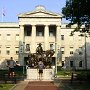 State Capitol Raleigh - Am Anfang hatte North Carolina keine feste Hauptstadt. Der Gouverneur regierte von zu Hause aus und die Regierungsmitglieder trafen sich in privaten Häusern oder Gerichten.<br />1722 wurde Edenton die Hauptstadt, 1766 wurde es New Bern, bis diese Stadt während der Bürgerkriege abgebrannt wurde. <br />Besucht am 8.8.2009