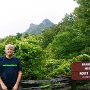 Grandfather Mountain nahe Linville (North Carolina) ist mit 1.818 Metern Höhe die höchste Erhebung des östlichen Bereichs der Blue Ridge Mountains, die zu den Appalachen gehören. Er erhebt sich 1.219 Meter über das Tal des Catawba River. In seinem Süden liegt der Blue Ridge Parkway. Auf dem Berg herrschen mitunter sehr starke Winde, mit gemessenen Spitzen von über 320 km/h.<br /><br />Besucht am 11.8.2009