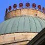 Die Ost- und die Westfassade sind als Portikus mit je vier dorischen Säulen und einem Dreiecksgiebel gestaltet. Auf dem Kreuzungsmittelpunkt ruht eine flache Kuppel. In ihr befindet sich ein Oberlicht, über welches die zentralen Rotunde, in der sich mehrere Denkmäler befinden, mit Tageslicht zu versorgt wird.