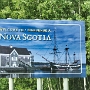 Das Klima Nova Scotias wird stark von der Lage am Atlantischen Ozean und dem Golfstrom beeinflusst. So sind die Winter mild, mit Durchschnittstemperaturen von 0 °C bis −10 °C, was Nova Scotia oft Winter mit sehr wechselhaften und gewöhnlich nicht allzu hohen Schneehöhen beschert. Eine Ausnahme bildet der nördliche Teil um die Kap-Breton-Insel, wo die Durchschnittstemperatur einige Grad tiefer liegt, mit bis zu 200 mm Niederschlag in den Wintermonaten.<br /><br />Im Frühjahr und im Herbst liegen die Temperaturen bei etwa 15 bis 18 °C. Im Herbst verwandelt der Indian Summer die Landschaft in einen einzigartigen Farbrausch. Meistens beginnt diese Jahreszeit in der zweiten oder dritten Septemberwoche und dauert bis etwa Ende Oktober.