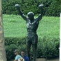 Die 72 Steinstufen, die zum Eingang des Philadelphia Museum of Art in Philadelphia, Pennsylvania, führen, sind aufgrund einer Szene aus dem Film Rocky als "Rocky Steps" bekannt geworden. Touristen ahmen oft Rockys berühmten Aufstieg nach, eine Metapher für einen Außenseiter oder einen Jedermann, der sich einer Herausforderung stellt.  Eine bronzene Rocky-Statue befand sich kurz oben auf der Treppe, um Rocky III zu filmen. Diese Statue, die sich jetzt unten rechts auf der Treppe befindet, ist eine beliebte Fotomöglichkeit für Besucher.