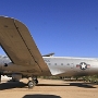 Douglas C-54D Skymaster<br />Der erste viermotorige Transporter im Dienst der Army Air Force, die C-54, ist eine militarisierte Version des Verkehrsflugzeugs DC-4. Die ersten 24 Skymaster waren als Verkehrsflugzeuge für United und American Airlines gestartet und wurden Anfang 1942 von der Armee beschlagnahmt. Schnell folgten weitere Bestellungen für eine Version, die schwere Fracht befördern konnte. Die Produktion wurde in ein neues Werk in Chicago verlegt. Die C-54 ist vor allem für ihre Teilnahme an der Berliner Luftbrücke in den Jahren 1948 und 1949 bekannt. Um die Westalliierten aus Berlin zu verdrängen, unterbrach die sowjetische Regierung alle Lieferungen von Lebensmitteln, Medikamenten und Treibstoff in die westliche Hälfte Berlins. Bei der größten humanitären Luftbrücke aller Zeiten lieferten die Vereinigten Staaten, Großbritannien und Frankreich zwischen dem 26. Juni 1948 und dem 30. September 1949 über 2,3 Millionen Tonnen Fracht, die überwiegende Mehrheit in C-54, ab. Die als „Operation Vittles“ bekannte Luftbrücke war die erste große Konfrontation des Kalten Krieges zwischen den westlichen Alliierten und der Sowjetunion.