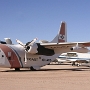 Fairchild C-123B Provider<br />Die C-123 begann 1949 als Entwurf für ein Ganzmetall-Frachtsegelflugzeug von Chase Aircraft. Es war von Anfang an so konzipiert, dass es leicht zu einem angetriebenen Frachtflugzeug umgebaut werden konnte, und der erste angetriebene Prototyp flog im Oktober 1949. Chase Aircraft produzierte fünf Flugerprobungsflugzeuge, bevor Schwierigkeiten innerhalb des Unternehmens dazu führten, dass die Air Force den Vertrag mit ihnen aufhob und weiter drehte Entwicklung und Produktion des Flugzeugs ging im Juni 1953 an Fairchild. Insgesamt wurden 302 C-123B für die US Air Force produziert. 1960 wurden acht Anbieter an die US-Küstenwache übergeben. Sie dienten vor allem der logistischen Unterstützung, kamen aber auch bei Such- und Rettungseinsätzen zum Einsatz. Zwei Flugzeuge, darunter dieses, wurden modifiziert, um die Entwicklung des Navigationssystems LORAN-C zu unterstützen.