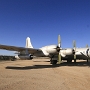 Boeing KB-50J Superfortress<br />Die Boeing B-50 begann als Upgrade der sehr erfolgreichen B-29. Die Vielzahl der vorgenommenen Änderungen, neue Triebwerke, geänderte Tragflächen und ein größeres Leitwerk waren jedoch nur einige, führten zu einer neuen Bezeichnung für das Flugzeug. Die ersten Flugzeuge wurden 1947 in Dienst gestellt und schließlich wurden 370 gebaut. Als die B-50 durch andere Bombertypen ersetzt wurden, wurden sie vom Tactical Air Command für den Einsatz als Lufttanker modifiziert. Die ersten Modifikationen beinhalteten das Entfernen aller Bewaffnung und den Einbau zusätzlicher Treibstofftanks im Rumpf und unter den Tragflächen. Schließlich war eine höhere Geschwindigkeit erforderlich, um mit den schnelleren Jägern Schritt zu halten, und die externen Tanks wurden durch zwei J-47-Turbojet-Triebwerke ersetzt. In dieser Form dienten sie bis weit in die 1960er Jahre hinein.