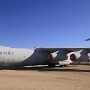Lockheed C-141B Starlifter<br />Im Mai 1960 forderte die US Air Force die Flugzeughersteller auf, Entwürfe für einen Jet-Transport einzureichen, um die alternde und veraltete Flotte von Propellertransportern zu ersetzen, die damals im Einsatz waren. Boeing, Convair, Douglas und Lockheed reichten Vorschläge ein, wobei das Lockheed-Design im Mai 1961 als Gewinner ausgewählt wurde. Die erste C-141 absolvierte ihren Erstflug am 17. Dezember 1963, dem 60. Jahrestag des Erstflugs der Gebrüder Wright. Starlifters wurde 1965 zum ersten Mal in Vietnam eingesetzt, nur wenige Monate nach dem Eintritt in den Full-Service. Einige C-141 wurden mit stärkeren Flugzeugzellen gebaut, damit sie die Minuteman-Rakete tragen konnten. Nach kurzer Betriebszeit stellte sich heraus, dass der C-141 im Frachtraum kein Platz mehr war, bevor sie ihr maximales Traggewicht erreichte, und es wurde beschlossen, das Flugzeug um 23 Fuß zu verlängern und Luftbetankungsfunktionen hinzuzufügen. Einer nach dem anderen kehrten die Starlifter nach Lockheed zurück, um aufgeschnitten zu werden und zwei zusätzliche Rumpfsektionen einzusetzen, eine vor dem Flügel und eine dahinter. Die neu verlängerten Flugzeuge wurden C-141B genannt. Der letzte Starlifter wurde 2006 von der US Air Force ausgemustert.