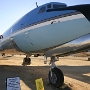 Douglas VC-118A Liftmaster<br />Die C-118 ist eine militarisierte Version des Douglas DC-6-Flugzeugs. Etwas mehr als 100 C-118 wurden für die Luftwaffe als Passagier- und Frachttransporter angeschafft. Der Hauptunterschied zwischen der militärischen und der zivilen Version ist die Installation einer großen Frachttür auf der linken Seite des Flugzeugs. Die C-118 wurden hauptsächlich als Passagierflugzeuge eingesetzt und einige dienten schließlich in der Präsidentenflotte. Dieses Flugzeug diente den Präsidenten Kennedy und Johnson als offizielle Air Force One. Es war das letzte Propellerflugzeug, das als primäres Präsidententransportmittel bezeichnet wurde. Die VC-118A wurde während ihres Dienstes von der Einführung der ersten Boeing VC-137 überschattet. Beide Präsidenten zogen es vor, in den größeren, schnelleren Düsenflugzeugen zu reisen und die VC-118 wurde hauptsächlich für kurze Reisen zu Flughäfen verwendet, die für die großen Boeings zu klein waren. Sobald die VC-137 das primäre Präsidentenflugzeug wurde, wurde die VC-118 als Backup-Flugzeug und zum Transport von VIPs mit niedrigerem Rang verwendet.<br />von 1961-1965 von Kennedy und Johnson genutzt