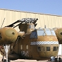 SIKORSKY CH-37B MOJAVE<br />1951 forderten die US-Marines einen neuen schweren Angriffshubschrauber. Sikorskys Angebot war sein erster zweimotoriger Hubschrauber, der von der Marine als HR2S-1 und von der Armee als H-37 bezeichnet wurde. Der Mojave war für seine Zeit ein radikales Design. Es hatte ein vollständig einziehbares Hauptfahrwerk und eine nach vorne zu öffnende Klapptür, wobei sich die Motoren in großen Kapseln auf jeder Seite des Hauptrumpfs befanden. Der große 5-Blatt-Rotor wurde speziell entwickelt, damit der Helikopter weiterfliegen kann, wenn eines der Blätter abgeschossen wird. Der Mojave begann 1953 mit Tests sowohl bei der Armee als auch bei den Marines. Die Lieferungen an beide Dienste begannen 1956 und die Produktion wurde bis 1960 fortgesetzt. Mojave dienten bis Anfang der 1970er Jahre als Schwerguttransporter.