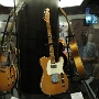 Links eine Gibson von John Lee Hooker, rechts eine Telecaster von Albert Collins