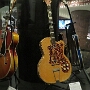 Links eine Gibson von Mother Maybelline Carter (wer war das denn), rechts eine 1952er Kay K-161 von Howlin' Wolf.