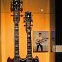 Eine 1963er Gibson EBS 1259, die Elvis mal für ein Foto in der Hand hatte. Berühnt geworden ist so'n Ding natürlich durch Jimmy Page.