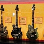 5 Gitarren, die etwas mit der "Vans Warped Tour" zu tun haben und alle wie Van Halen's "Wolfgang" Gitarre aussehen.