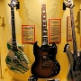 Links eine Taylor S8-1X Custom von Vic Fuentes, rechts eine Epiphone SG von Frank Iero von My Chemical Romance