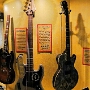 Links ein 2004er Fender Jazz Bass von Ian Grushka, rechts eine Art Paula, genaues kann ich auf dem Schild nicht ablesen.