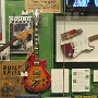 Links eine Strat von Bruce Fairweather von Mother Love Bone (noch nie gehört), in der Mitte eine Paula von Chris Cornell, rechts eine Strat von Pearl Jam's Mike McCready