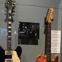 Eine Gibson Mandar von Daryl Hall und eine Fernandes Custom von John Oates.