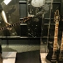 Bass von Jason Newsted und eine Doppelhalsgitarre von Kirk Hammett