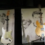 Links eine Strat von Al Jardine, rechts eine Rickenbacker 360/12 von Carl Wilson
