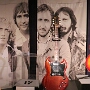 The Who - 3 Gitarren von Pete Townshend. Links eine Danelectro, in der Mitte eine SG, rechts eine Paula. Roger Daltrey's Helm ist "temporarily removed"