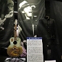 Links eine Takamine EAN-70, rechts Gibson J-45, beide von Bruce Springsteen