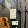 Eine akustische Hofner, ebenfalls von John Lennon