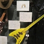 Eine Strat von "The Edge" und ein fretless Bass von Adam Clayton