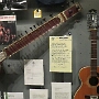 Eine Sitar und eine akustische von Robby Krieger