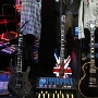 5 Gitarren und ein Drumset, evtl. von Def Leppard