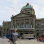 Der Bundesplatz ist der Platz direkt vor dem Bundeshaus in der Bundesstadt Bern.<br />Auf dem Platz finden Staatsempfänge, politische Kundgebungen und diverse Veranstaltungen statt, jeweils dienstags und samstags befindet sich darauf der Wochenmarkt.