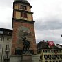 Das Wilhelm Tell Denkmal steht im Zentrum Altdorfs auf dem Rathausplatz. 