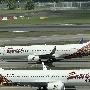 Batik Air Malaysia - Boeing 737-8 MAX - 9M-LRH<br />Batik Air Boeing - 737-8GP (WL) - PK-LDL<br />SIN - Crowne Plaza Runway View Room 811 - 17.3.2023 - 10:50