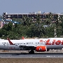Thai Lion Air - Boeing 737-8GP - HS-LUP<br />HKT - Louis' Runway View Hotel Zimmer 403 - 21.3.2023 - 11:46