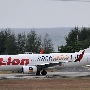 Thai Lion Air - Boeing 737-8GP - HS-LUY "Bookcabin.com" Sticker<br />HKT - Louis' Runway View Hotel Zimmer 403 - 21.3.2023 - 18:59