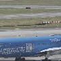 Xiamen Airlines Boeing 787-9 Dreamliner - B-1356 "United Dream" special colours<br />SIN - Crowne Plaza Runway View Room 811 - 16.3.2023 - 15:28<br />Die selbe Maschine wie im letzten Bild, 4 Jahre später an einem völlig anderen Ort