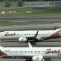 Batik Air Malaysia - Boeing 737-8 MAX - 9M-LRH<br />Batik Air Boeing - 737-8GP (WL) - PK-LDL<br />SIN - 17.3.2023 - Crowne Plaza Runway View Room 811 - 10:50