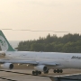 Mahan Airlines - Airbus A340-311 - EP-MMA auf dem Weg nach Teheran<br />HKT - 20.3.2023 - Louis' Runway View Hotel Zimmer 403 - 19:07<br />Gute Nacht
