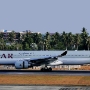 Qatar Airways - Airbus A330-302 - A7-AED<br />HKT - 22.3.2023 - Louis' Runway View Hotel Zimmer 403 - 8:36
