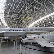 19.05.2026 - Musée Aeroscopia - die jetzt denkmalgeschütze Concorde F-WTSB absolvierte ihren Erstflug am 6. Dezember 1973. Am 19. Oktober 1977 eröffnete sie den Flugbetrieb zwischen Paris und New York. Ansonsten absolvierte sie vor allem Testflüge.
Regulär flog der Jet bis Mai 1982, dann wurde sie in Chateauroux eingelagert. Seinen letzten Flug absolvierte sie am 19. April 1985 als Überführung nach Toulouse. 
Die Maschine erreichte fast 910 Flugstunden auf 423 Flügen, davon 247 Überschallflüge.