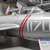 19.05.2026 - Musée Aeroscopia - die MiG-15bis ist eine weiterentwickelte Variante des renommierten sowjetischen Strahljägers mit Pfeilflügeln. Das 1950 eingeführte Modell verfügte über ein eigens entwickeltes Klimow-VK-1-Triebwerk für erhöhte Zuverlässigkeit, hydraulisch unterstützte Querruder für ein verbessertes Flugverhalten sowie eine stärkere Bewaffnung.
