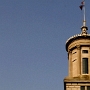 Der Turm, ausnahmweise mal keine Kuppel, ist dem griechischen Monument des Lysicrates nachempfundenen.