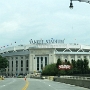 Das Yankee Stadium ist das Baseballstadion der New York Yankees. Es liegt im Süden der Bronx. Es wurde am 3. April 2009 ausgewiesen und ersetzt das alte Yankee-Stadion von 1923. Die Heimstätte der Yankees hat momentan zu Baseballspielen 49.642 Plätze. Zu den Partien des New Yorker FC aus der Major League Soccer stehen 27.528 bis maximal 33.444 Plätze zur Verfügung. <br />Ein Spiel der Yankees gegen die Baltimore Orioles am 14.8.2019 gesehen, aber nur ca. eine halbe Stunde lang. Dann wurde es mir zu langweilig. Immerhin hatte ich nur 5 $ Eintritt bezahlt...