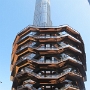 Der Vessel  ist eine Struktur, die im Rahmen des Hudson Yards Redevelopment Project in Manhattan gebaut wurde. Die kunstvolle, wabenartige Struktur wurde nach Plänen des britischen Designers Thomas Heatherwick erbaut und erstreckt sich über 16 Stockwerke. Sie besteht aus 154 Treppen, 2.500 Stufen und 80 Landungen, die die Besucher erklimmen können. Das Schiff ist das Hauptmerkmal des 2,0 ha großen Hudson Yards Public Square. Die vom Hudson Yards-Entwickler Related Companies finanzierten Endkosten werden auf 200 Millionen US-Dollar geschätzt.<br />Bestiegen am 15.8.2019