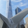 Das Oculus in NYC ist ein künstlerisches Wahrzeichen, nur wenige Gehminuten vom One World Trade Center (im Hintergrund zu sehen) entfernt. Der Transitknotenpunkt kostete vier Milliarden Dollar und war damit der teuerste Bahnhof der Welt. Mit seinem schlanken und modernen Design wurde es sofort zu einer Attraktion in Lower Manhattan. <br />Besucht am 16.8.2019